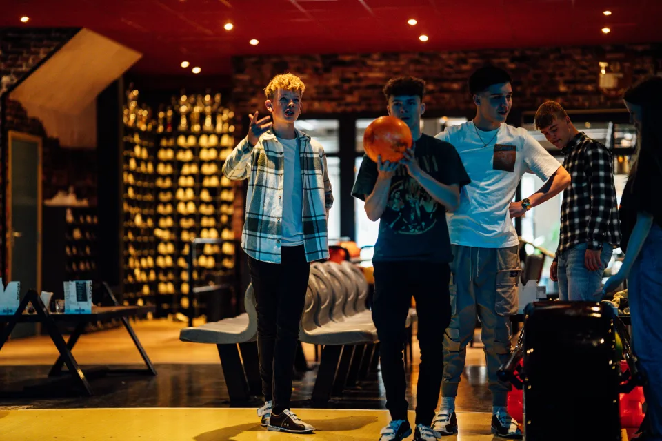Jongeren aan het bowlen bij PlazaSportz Assen