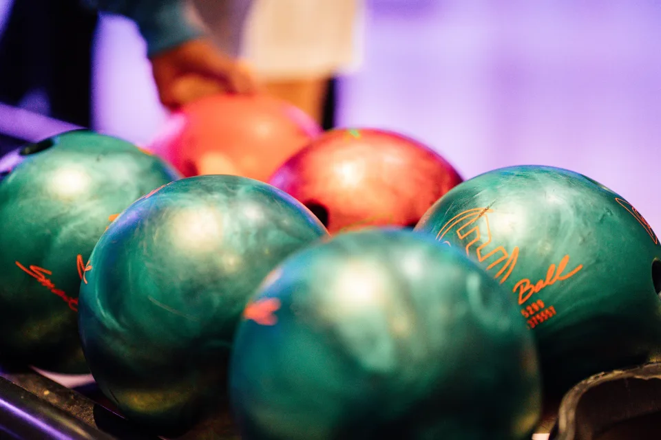 Bowlingballen klaar voor een potje bowlen bij PlazaSportz Assen