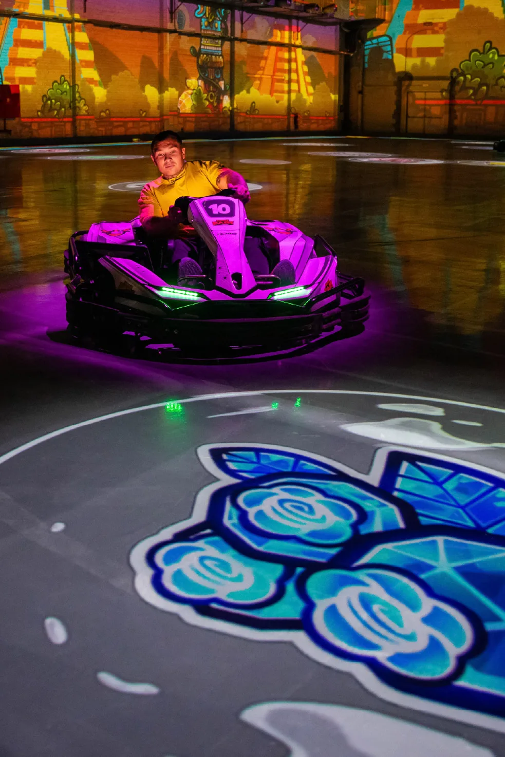 Elektrische kart op een BattleKart-baan met neonverlichting