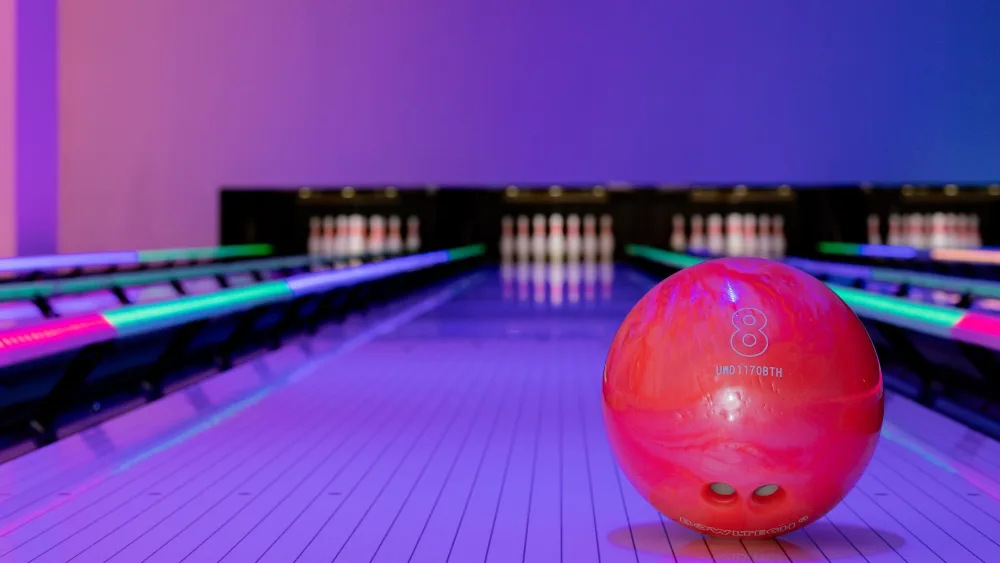 Bowlingbal op een bowlingbaan met neonverlichting
