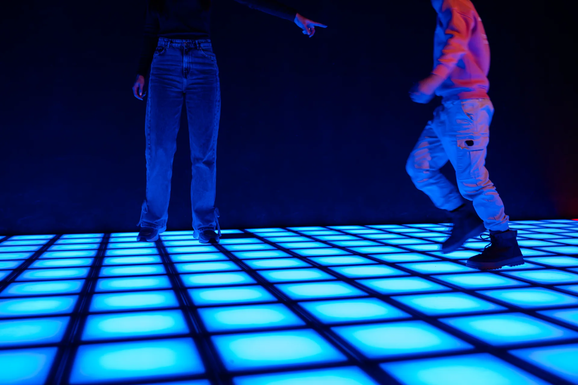 Twee spelers in actie op de interactieve Pixel Floor bij Pixel Play Groningen