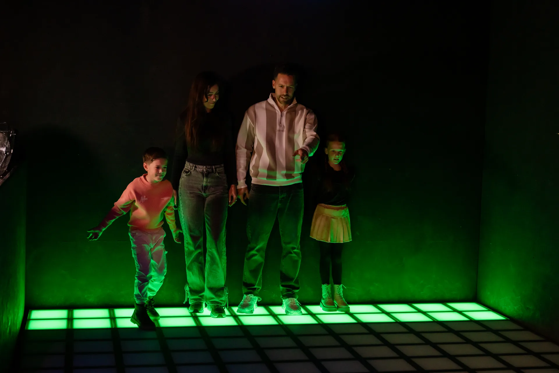 Gezin speelt samen op de Pixel Floor bij Pixel Play Lauwersoog