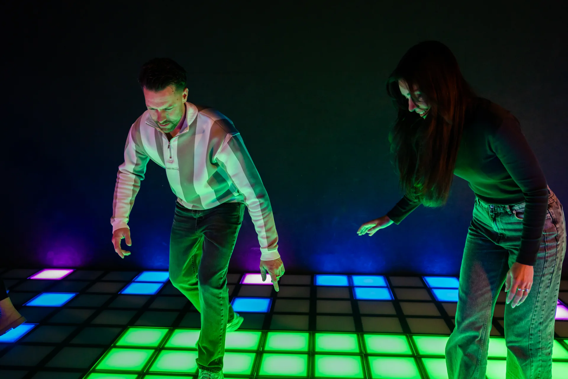 Man en vrouw spelend op de interactieve Pixel Floor