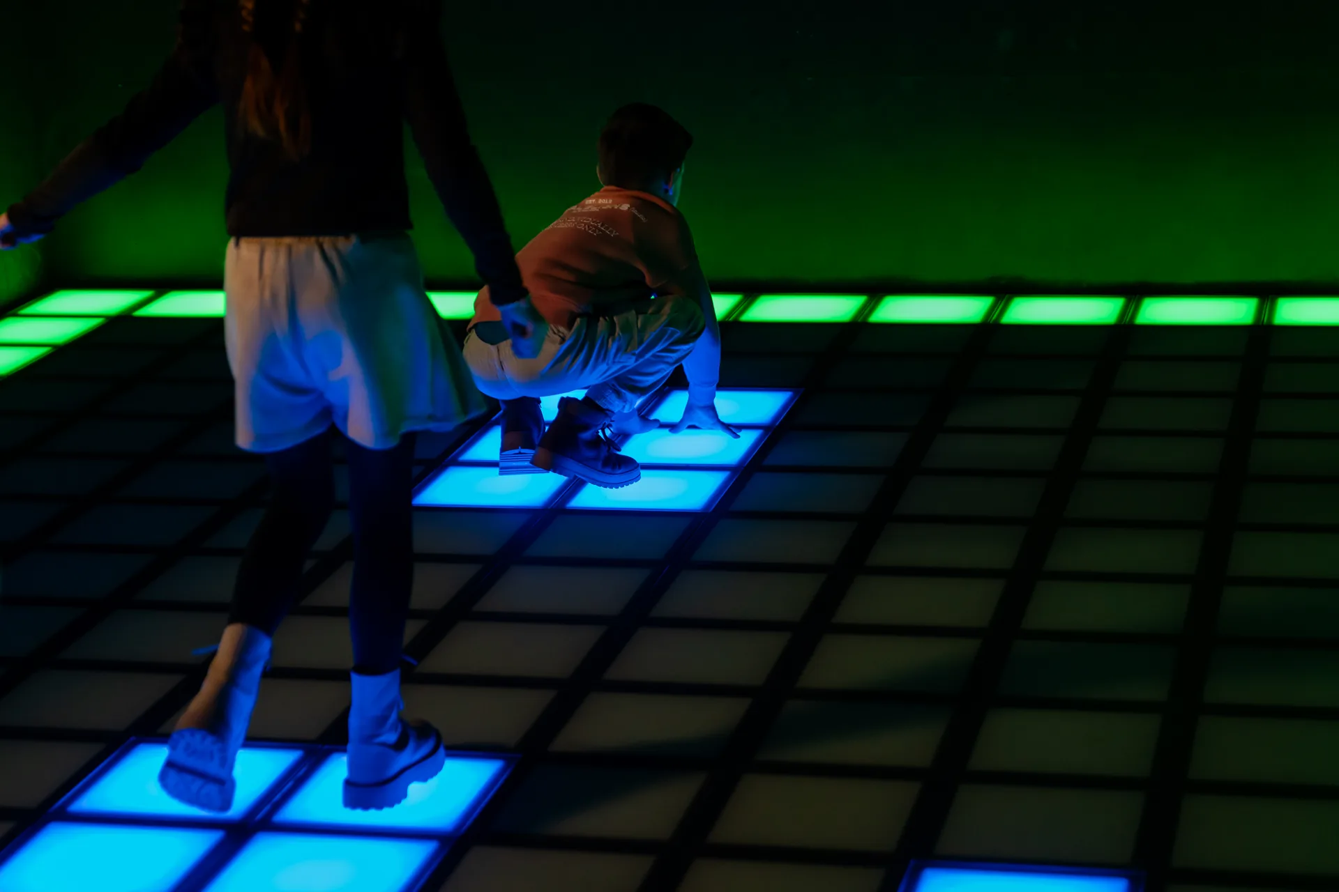 Moeder en kind spelen samen op de Pixel Floor bij Pixel Play