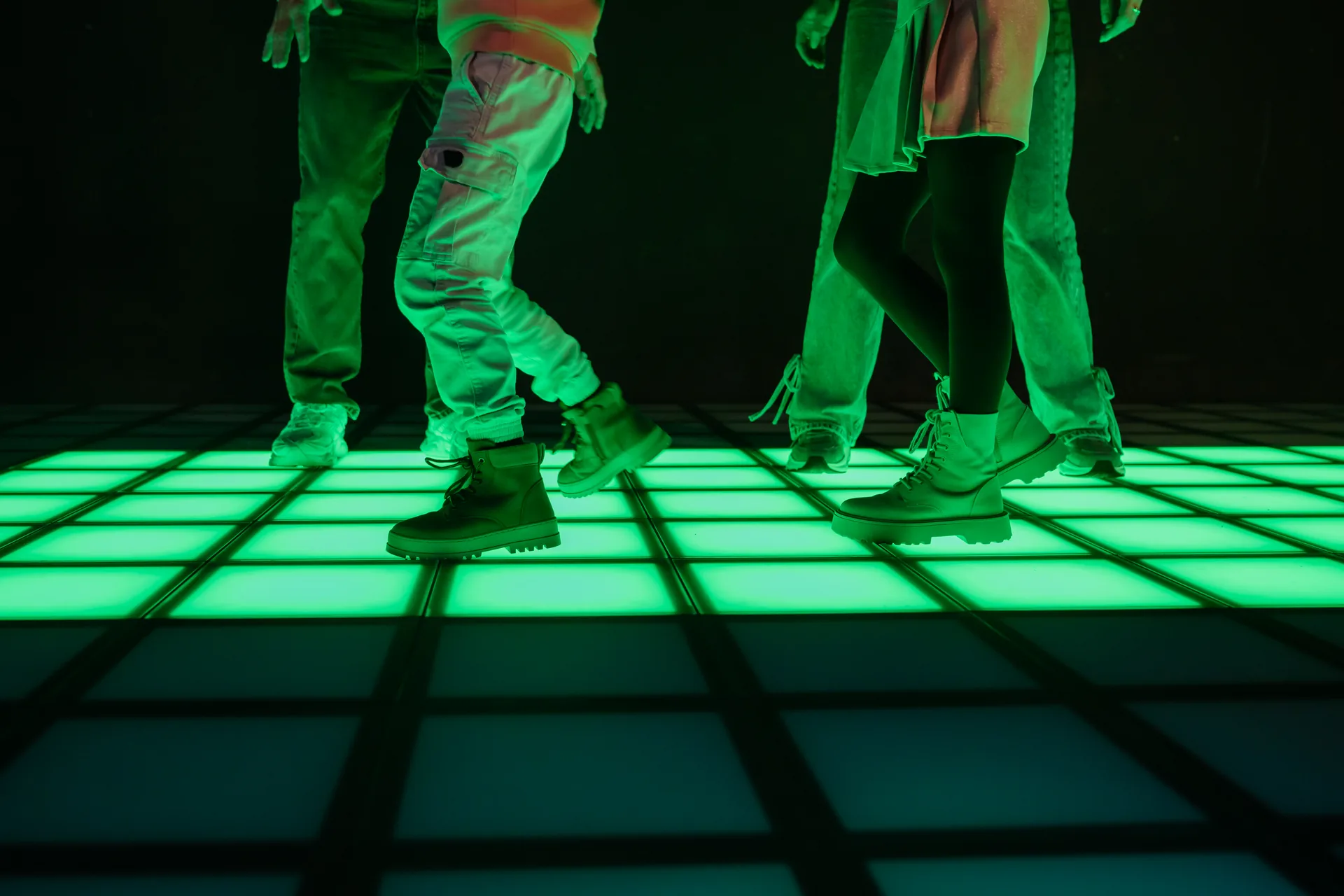 Groep in beweging op de groene Pixel Floor bij Pixel Play Lauwersoog