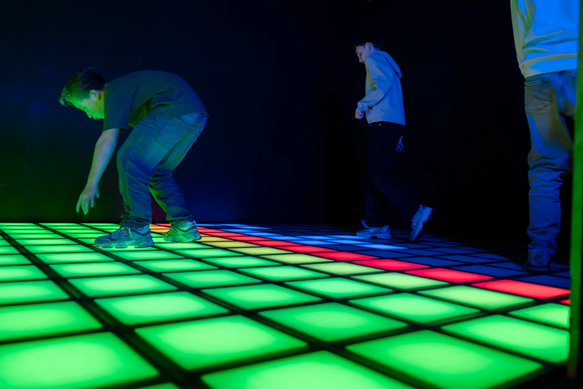 Tieners spelen samen op de Pixel Floor bij Pixel Play in Lauwersoog, Groningen