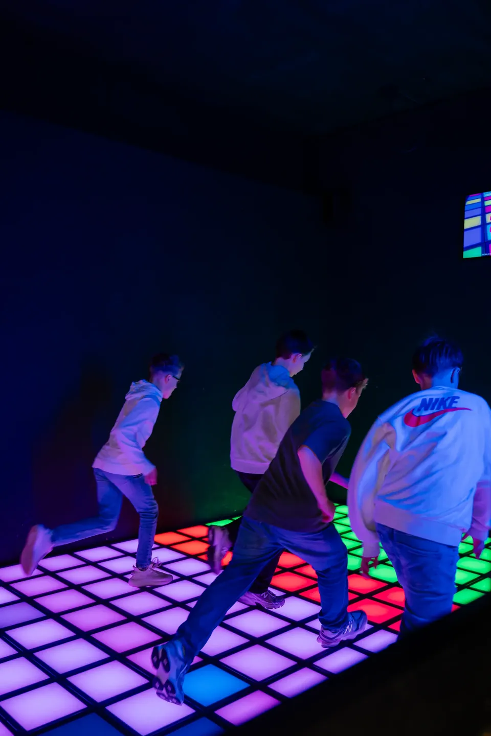 Kinderen rennen samen over de Pixel Floor tijdens een kinderfeestje