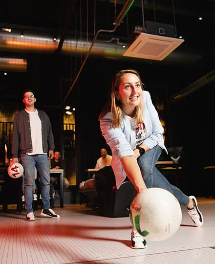 Vrouw gooit een bowlingbal bij Playdôme Roosendaal