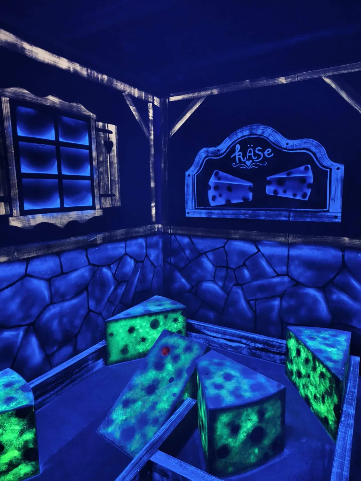 Indoor golf in blacklight bij Playdôme Roosendaal